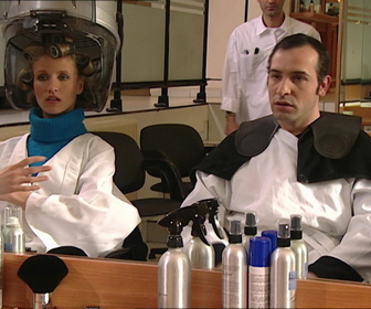 Replay Un gars, une fille - S3E107 - Chez le coiffeur (2)