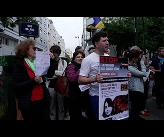 Replay France : des manifestants se rassemblent devant CNews pour dénoncer l'influence présumée du Kremlin