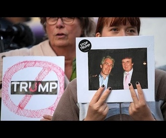 Replay Des manifestants se rassemblent devant le château de Windsor avant la visite d'État de Trump