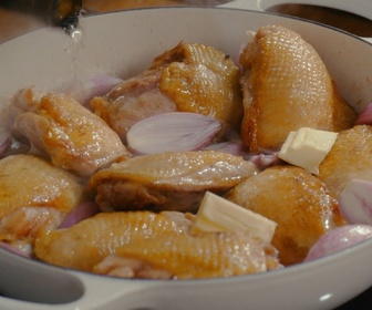 Replay Petits Plats en équilibre - Fricassée de poulet aux échalotes et au chasselas