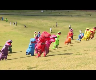 Replay No Comment : au Japon, une course en costume de dinosaure