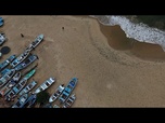 Replay À Acapulco, des habitants affrontent de grosses vagues pour sauver un bateau