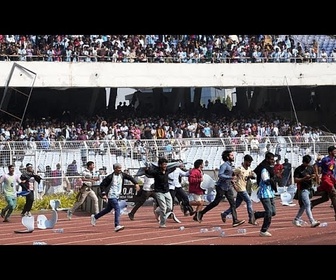 Replay Supporters en colère jettent des chaises, envahissent la pelouse au début du Messi GOAT Tour en Inde