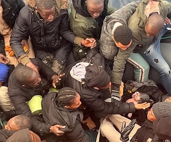 Replay Accouchement en pleine mer ! - Le dessous des images