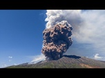Replay Des images de drone montrent le téléphérique de l'Etna sur un paysage volcanique