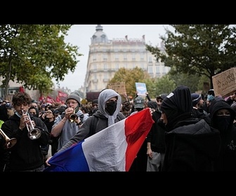 Replay Des manifestants envahissent l'hôtel de ville de Marseille et affrontent la police