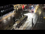 Replay Des habitants déposent des fleurs après l'incendie meurtrier d'un bus en Suisse occidentale