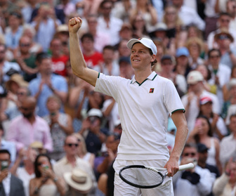 Replay Wimbledon : Jannik Sinner balaie Novak Djokovic et rejoint Alexander Zverev en finale