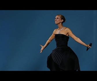 Replay Celine Dion surprend la Fashion Week de Paris lors du défilé L'Oréal