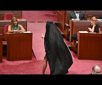 Replay Sénatrice australienne Pauline Hanson suspendue pour avoir porté une burqa au Parlement