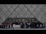 Replay Des manifestants bloquent les accès du musée du Louvre à Paris