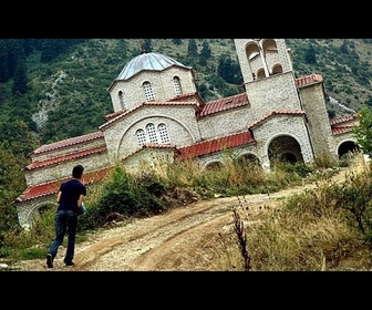 Replay En Grèce, cette église inclinée suscite la curiosité des touristes