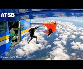 Replay Son parachute accroché à la queue de l'avion, un parachutiste suspendu à 4 500 m