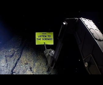 Replay Une bannière Greenpeace déployée à 2 300 mètres sous l'océan