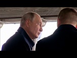 Replay Poutine assiste à des manœuvres de la marine russe au large de Sakhaline