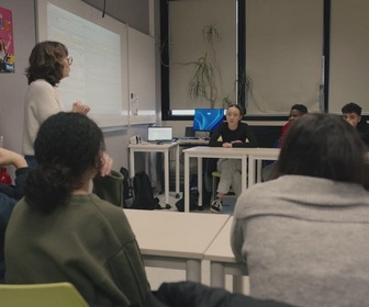 Replay Comprendre les médias - Coulisses du portrait de Marie Amico, éducatrice de chiens-guides d'aveugles